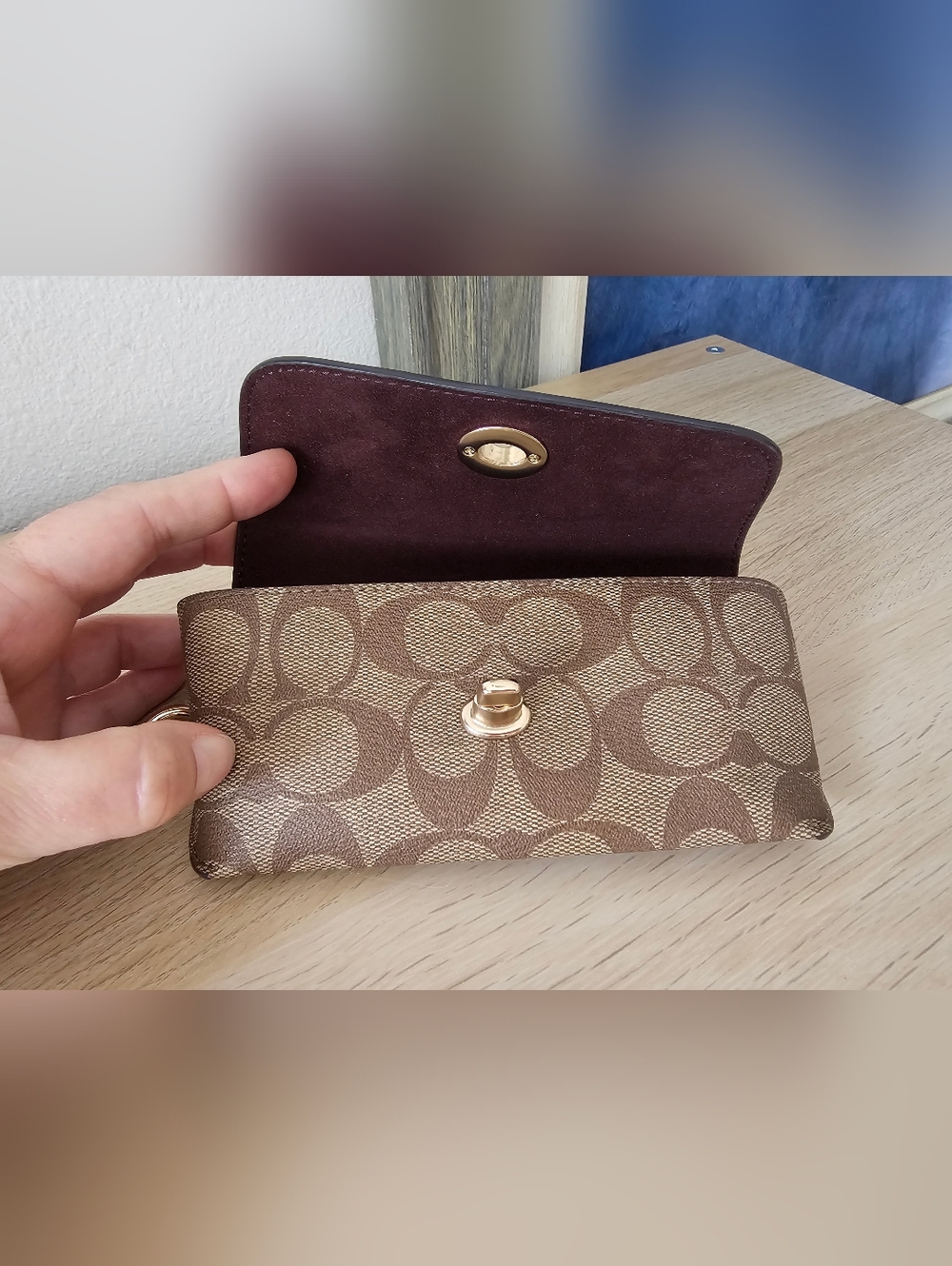 COACH Eyeglasses/Sunglasses Case - Turn-Lock Style - Picture 4 of 13